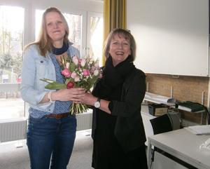Mit einem Blumenstrauß gratulierte Schulleiterin Renate Knobel (r.) Lehrerin Beate Driewer für ihren zehnjährigen Dienst am St. Vincenz-Berufskolleg.