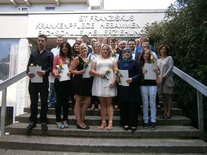 Das Examen ist bestanden: Strahlende Gesichter bei den 15 ersten in Ahlen ausgebildeten staatlich geprüften Heilerziehungshelfern und ihren Lehrern.