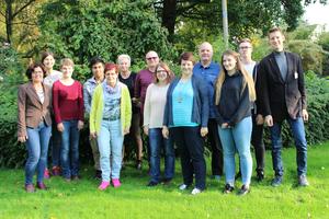 Edeltraud Tarara, Koordinatorin des Familienunterstützenden Dienstes der St. Vincenz-Gesellschaft, und Christian Rößing, Leiter der Ambulanten Dienste, sowie die Teilnehmer beim Start der Fortbildung zum Alltagsbegleiter.